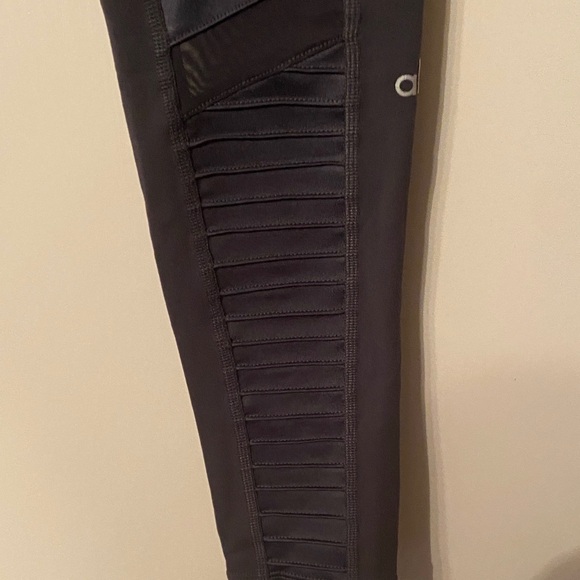 ALO Yoga Charcoal Leggings - Picture 3 of 7